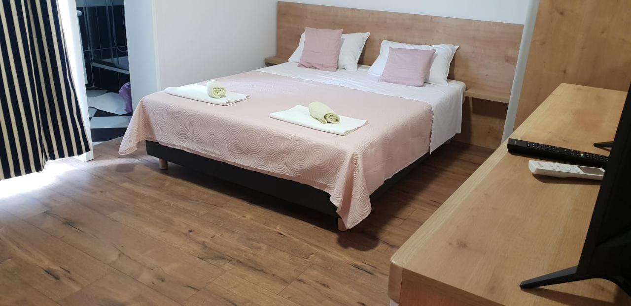 Kuca Pecine Bed & Breakfast เมทายนา ภายนอก รูปภาพ
